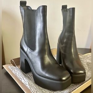 Padima Steve Madden platform boots size 9